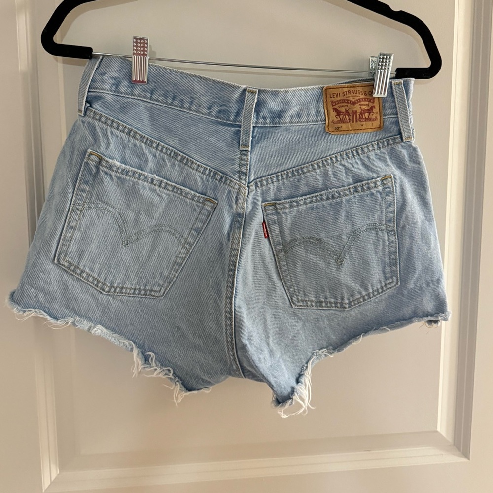 Levi’s 501 Jean Shorts Light Wash - Picture 7 of 7